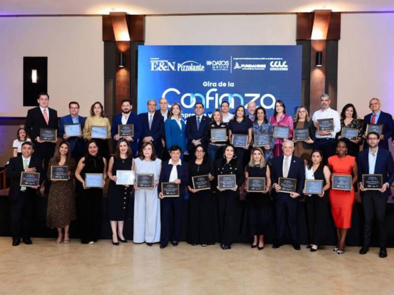 La ceremonia finalizó con la tradicional foto oficial de todos los homenajeados.