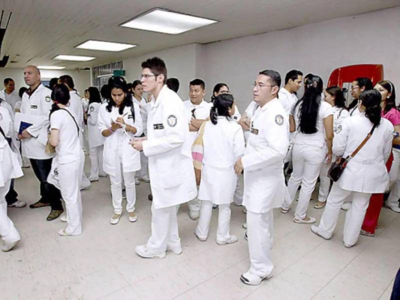 El Colegio Médico de Honduras (CMH) convocó a una asamblea extraordinaria nacional para discutir salarios atrasados, despidos y otras demandas del gremio.