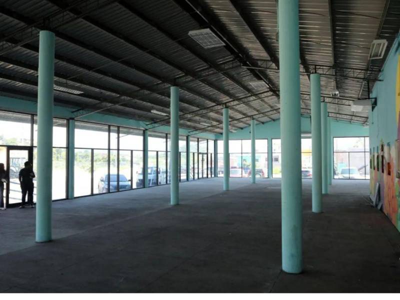 <b>Vendedores y usuarios del sur de Tegucigalpa siguen esperando la puesta en marcha de la terminal de buses, mientras la obra permanece detenida.</b>