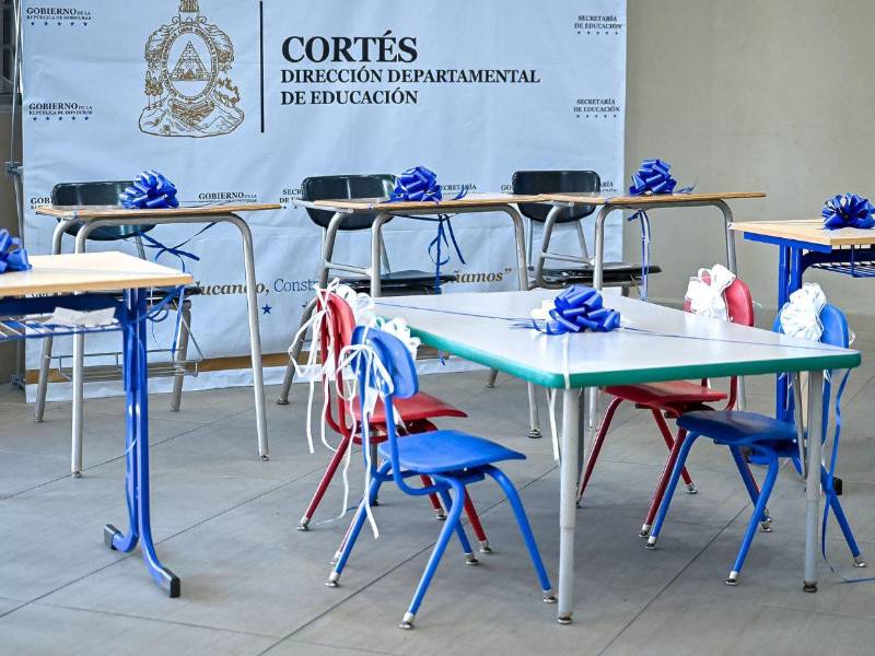Entre los artículos incluidos en la donación se encuentran escritorios, mesas ysillas, además de otros bienes destinados al uso escolar.