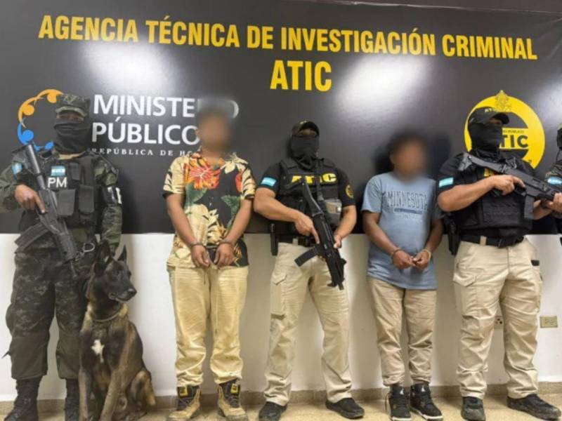A los imputados se les acusa por los delitos de tráfico de drogas agravado, depósito de armas y municiones agravado, asociación para delinquir y uso indebido de uniformes policiales y militares.