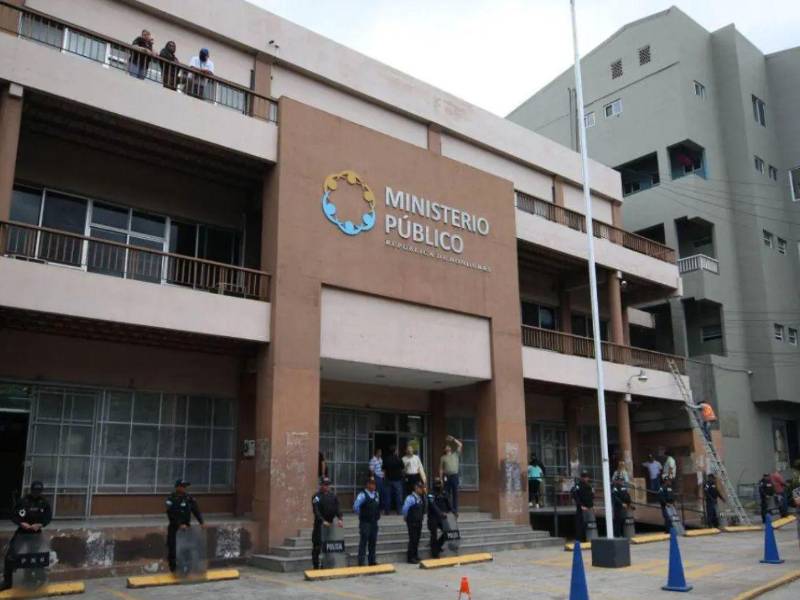 Diversos sectores exigen que haya una depuración de fiscales sin embargo las máximas autoridades del Ministerio Público guardan silencio.