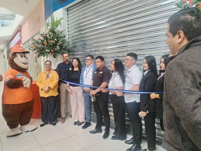 Ejecutivos de Grupo Unicomer inauguran la nueva imagen de Almacenes Tropigas en Mall Premiere, reafirmando su compromiso de ofrecer los precios más bajos y el mejor servicio a las familias de Comayagüela.