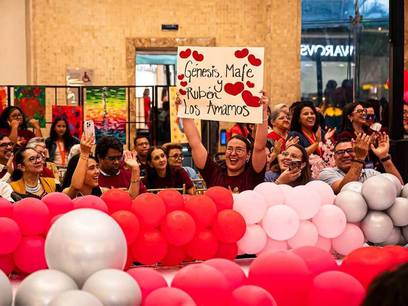 Padres y familiares acompañan a los niños en la jornada inclusiva, destacando la importancia del apoyo familiar en el desarrollo y la participación social.