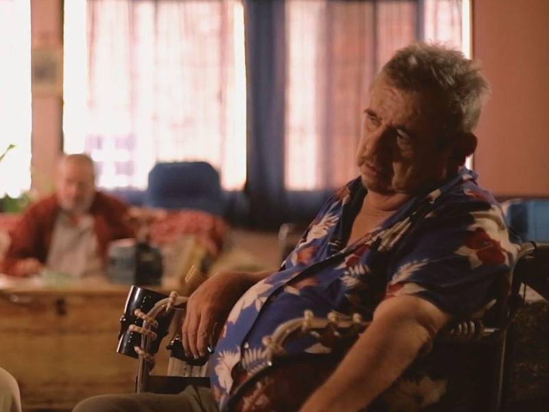 Una escena del cortometraje “Santitos” en la que aparece el escritor, actor y teatrista, Eduardo Bahr (QEPD):