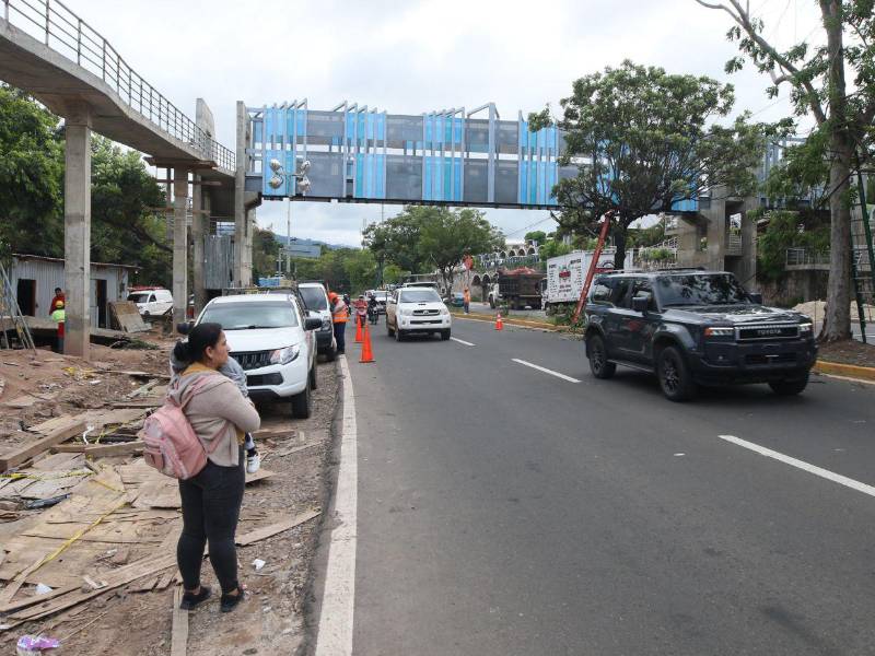 5. La instalación del tramo principal del puente peatonal frente a Teletón dejó la obra lista para su fase final, con apertura prevista para la próxima semana, informó la AMDC.