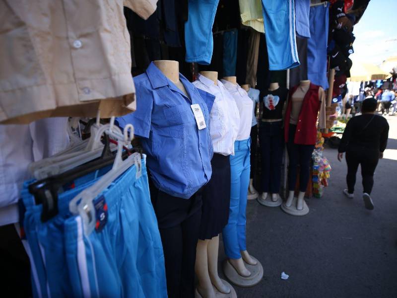 La baja demanda de productos escolares refleja el impacto del alto costo de la vida en la economía de las familias del Distrito Central, aseguran comerciantes capitalinos.