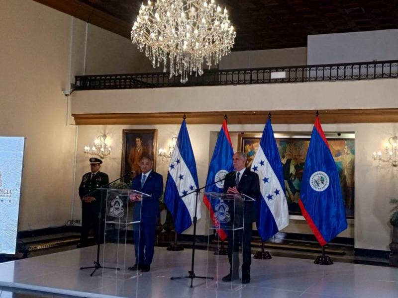 Asfura y Briceños comparecieron ante los medios sobre la reunión de este lunes.