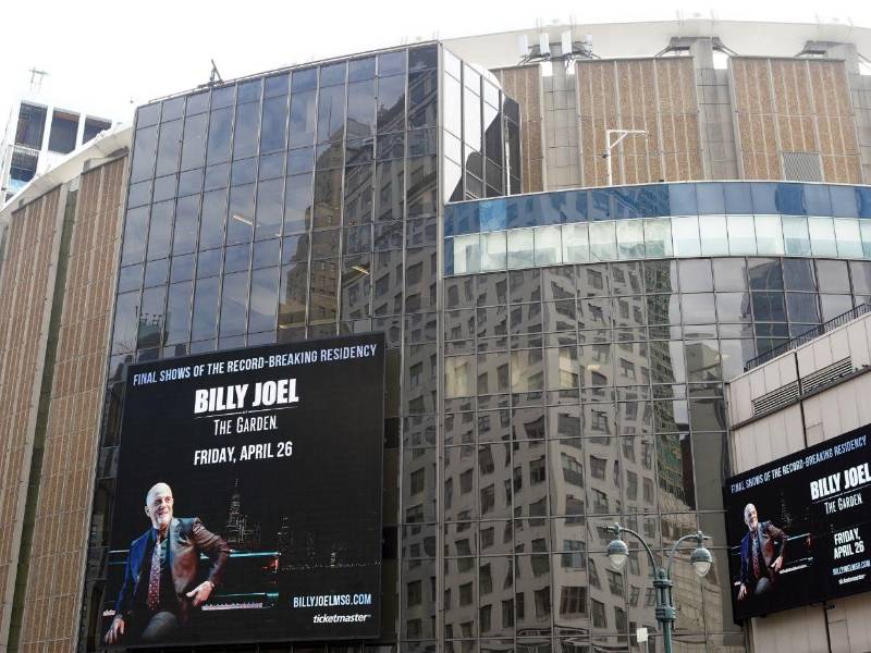 Un cartel anuncia la residencia del concierto de Billy Joel en el Madison Square Garden en la ciudad de Nueva York.