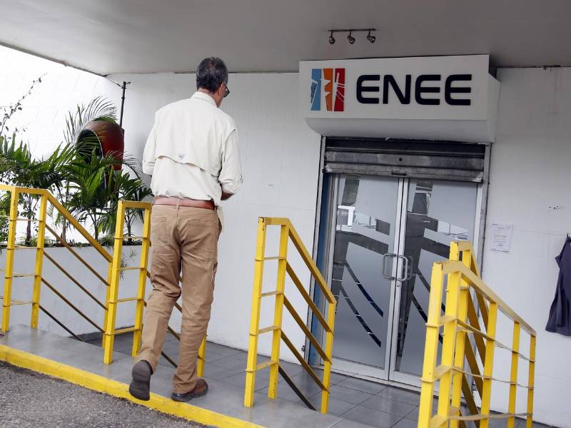 En los últimos gobiernos no solo se ha intervenido la ENEE, sino que se han creado dependencias para reducir pérdidas sin éxito alguno.