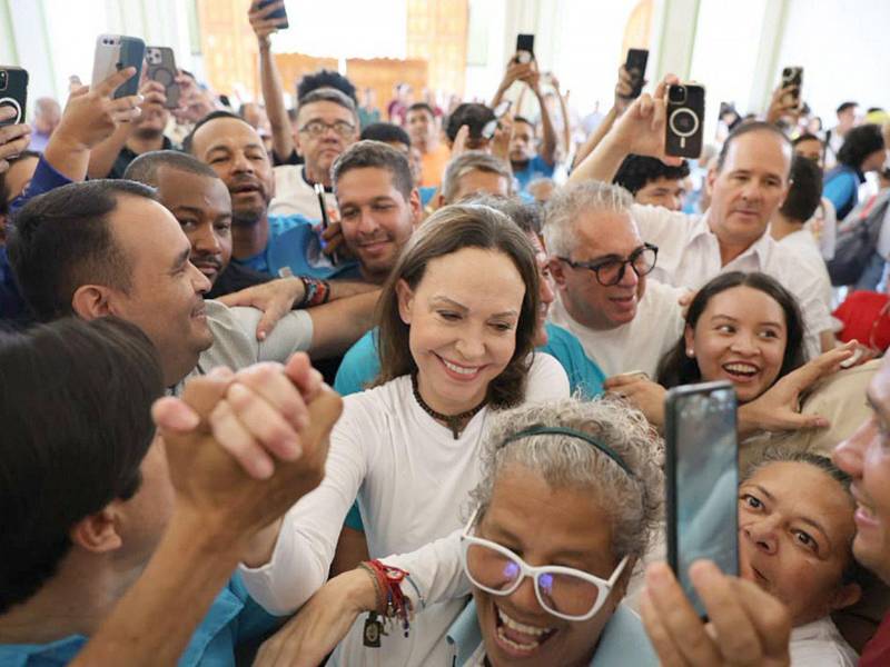 Fotografía cedida por el partido político Vente Venezuela que muestra a la premio nobel de la paz 2025, María Corina Machado (c), siendo recibida por simpatizantes este domingo, en el Santuario Divina Pastora en Barquisimeto (Venezuela).
