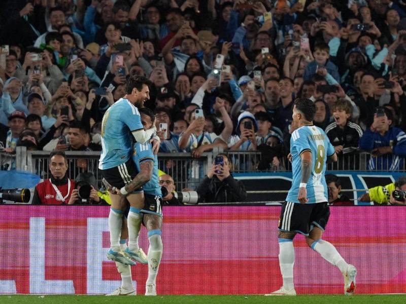 Cuando Messi anotó su gol, todos los jugadores argentinos lo fueron a abrazar.