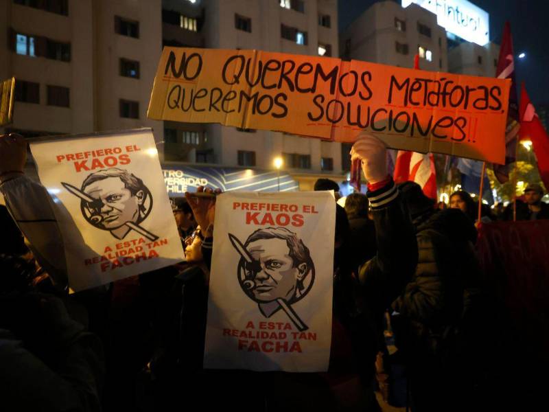 Manifestaciones. Organizaciones sindicales y estudiantiles protestaron por la política de austeridad del presidente José Antonio Kast, que ayer rindió su primera Cuenta Pública de su mandato ante el Parlamento.