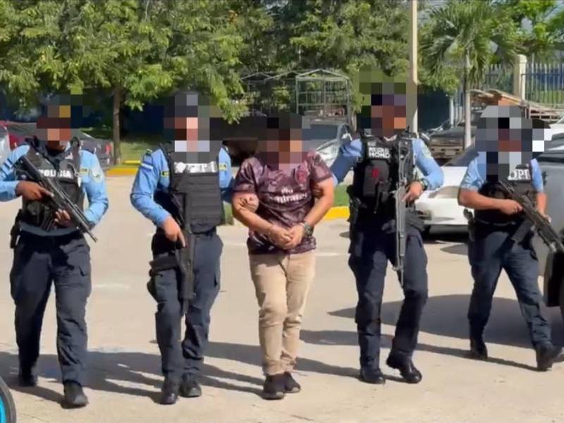 Equipos de la Policía Nacional capturaron al supuesto responsable del asesinato del catedrático de la UNAH en Comayagua y lo pusieron a disposición de las autoridades competentes.