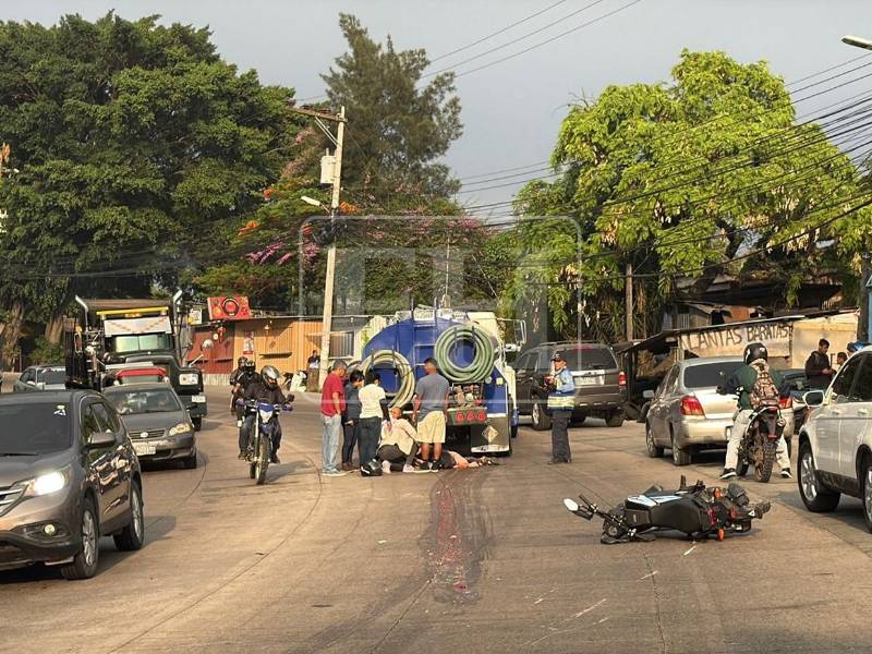 La lamentable escena del accidente donde la joven motociclista colisionó contra una rastra.