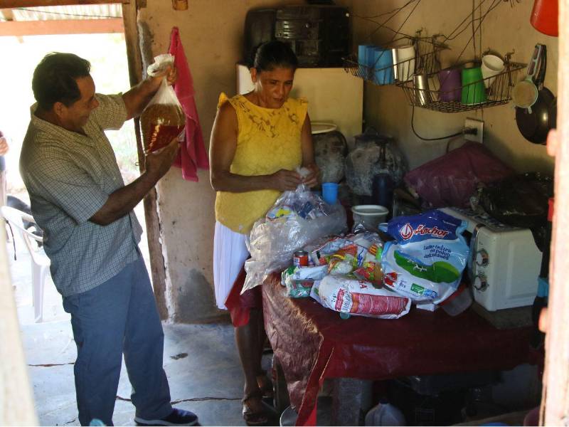 Don César Montoya y su esposa agradecieron a Dios, a los lectores y a EL HERALDO por los alimentos.
