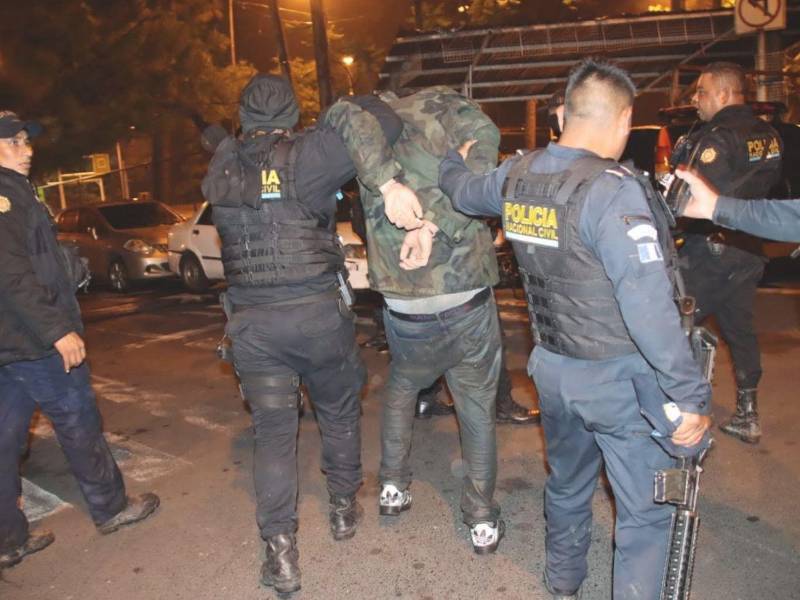 Según versión de la policía, los individuos vestían uniformes similares a los de sus agentes
