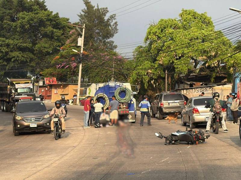 Personas cercanas al lugar se acercaron a ayudar a la víctima, quien perdió su pierna tras ser aplastada por el camión cisterna.