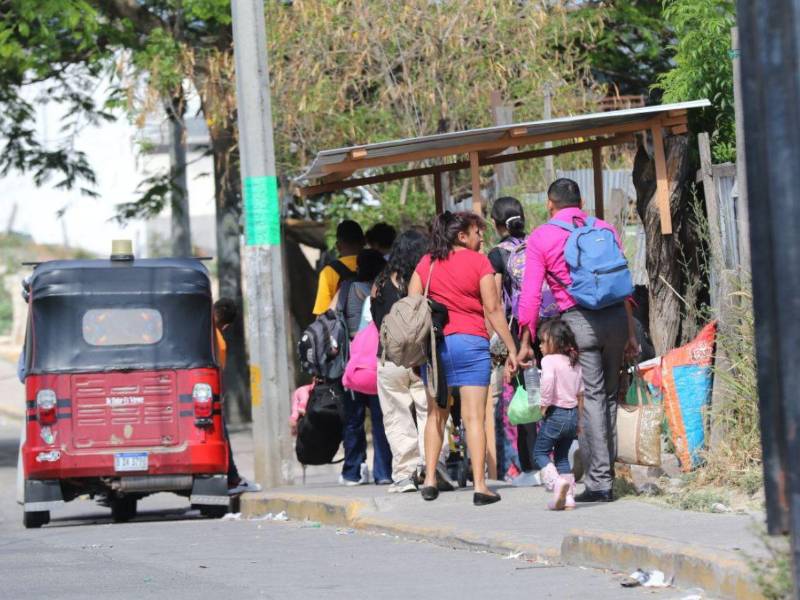 Muchas personas buscan el transporte público con el fin de retornar a sus hogares.
