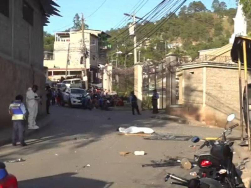 Uno de los fallecidos quedó tendido en medio de la calle.