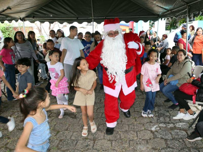 La magia navideña volvió a sentirse en Correos de Honduras con la llegada de cartas llenas de sueños infantiles, como parte de la campaña “Cartas a Santa”.