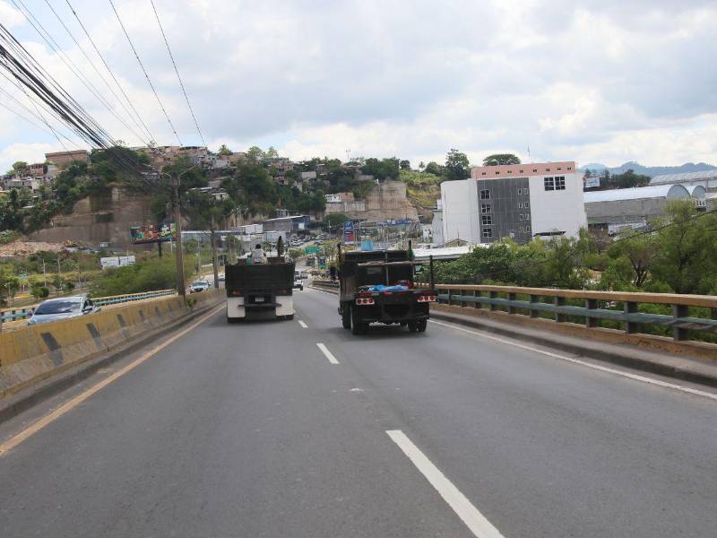 Nuevas alternativas viales proyecta la SIT para descongestionar la salida al sur de Tegucigalpa, entre ellas la ampliación del puente sobre el río San José, con una inversión de 63.5 millones de lempiras.