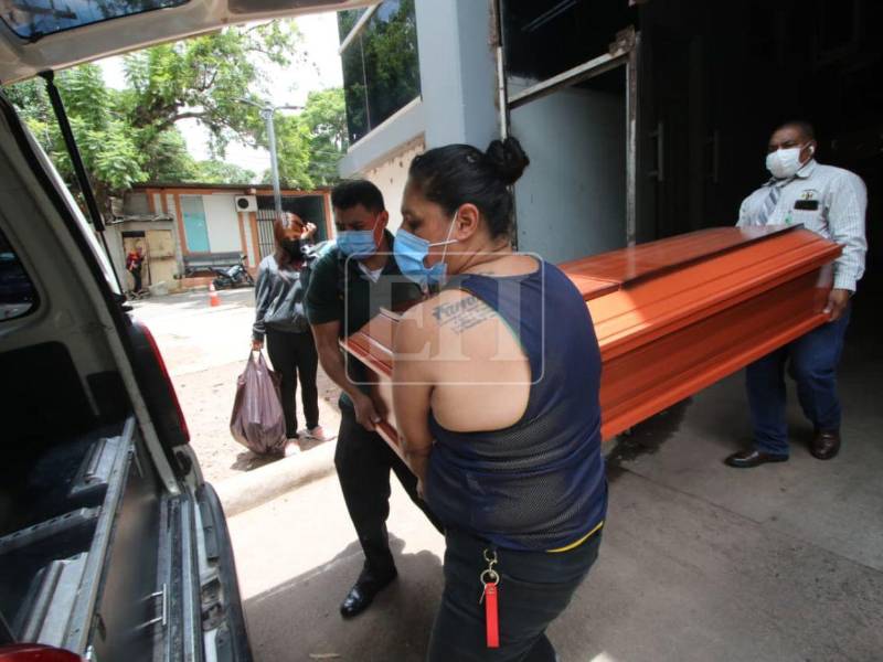 El cuerpo de Alexis Polanco fue retirado de la morgue del Ministerio Público por sus familiares.