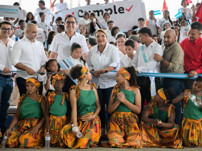 La presidenta Xiomara Castro al momento de cortar la cinta de inauguración del nuevo centro educativo de El Porvenir.