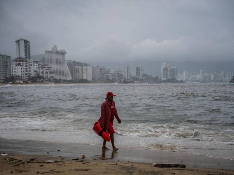 Ante la proximidad del fenómeno meteorológico, las autoridades mexicanas, en coordinación con el NHC mantienen una zona de vigilancia por posibles vientos de huracán desde Punta San Telmo, en Michoacán, hasta Punta Mita, en Nayarit.