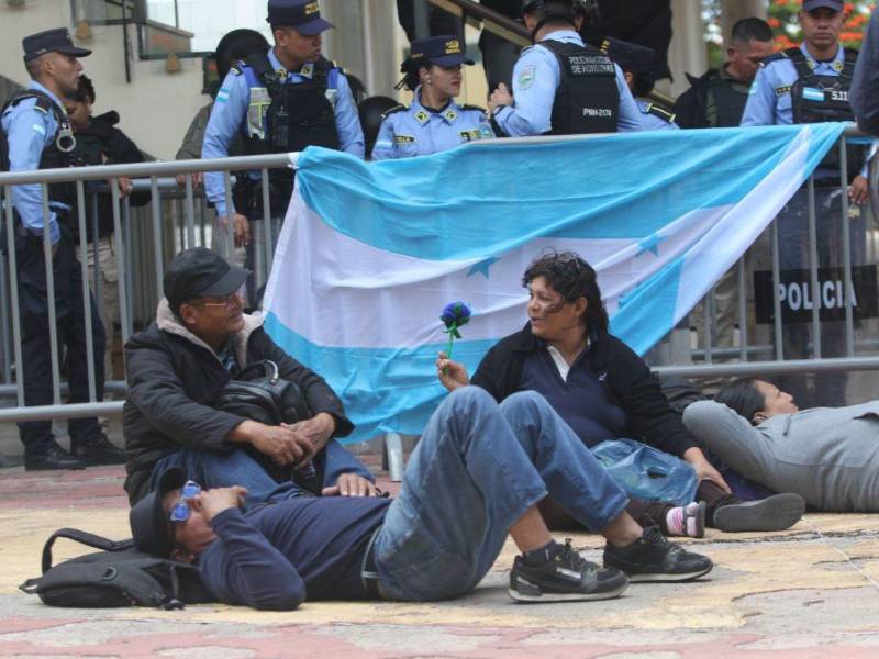 Manifestantes detallaron que el impacto de la intervención ha sido devastador, no solo para los inversionistas directos, sino también para sus familias.