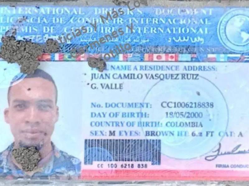 Sus documentos personales quedaron esparcidos sobre el suelo, por lo que se le logró identificar.