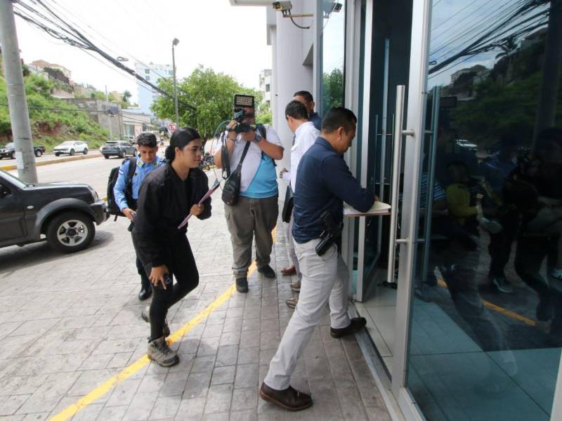 La Dirección Policial de Investigaciones (DPI) sustrajo documentación del centro estético donde la presentadora recibió atención médica antes de colapsar.