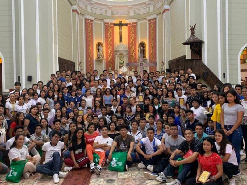 El Papa León XIV junto a un amplio grupo de jovencitos en Perú.