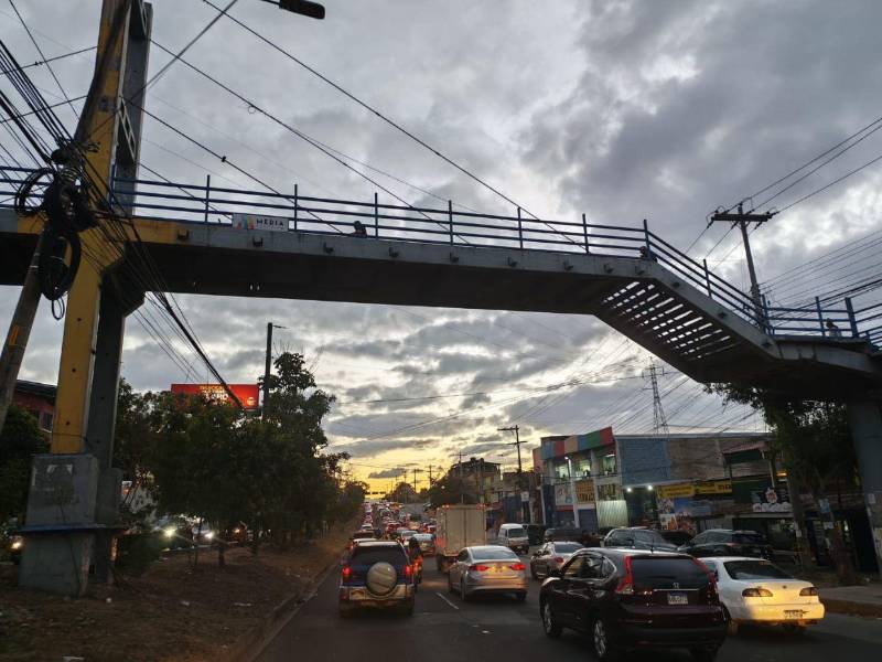 El anillo periférico se posiciona como unos de los puntos con mayor tráfico vehpicular en la capital ante el inicio de clases en el sector público.