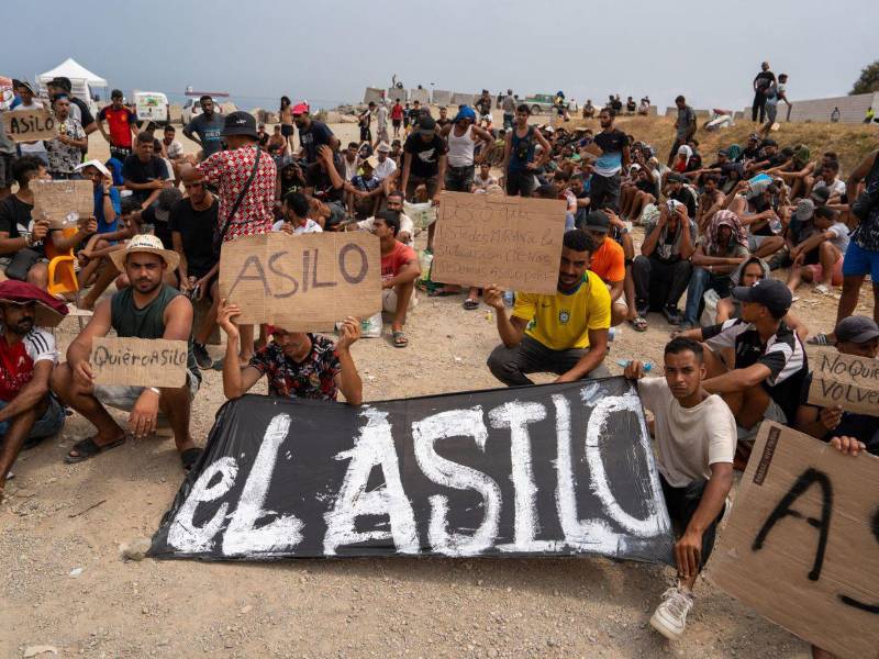 Petición. Varios migrantes se concentraron el domingo en la playa del Trampolín para solicitar asilo en Ceuta, solo un día después de que las autoridades marroquíes interceptara a decenas de personas que intentaban cruzar la frontera.