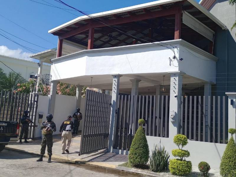 El Ministerio Público ejecuta la privación de dominio sobre 25 bienes, entre inmuebles, vehículos y sociedades mercantiles, vinculados al presunto cabecilla narco Martín Flores. Las autoridades aseguran que los bienes serían de origen ilícito. Aquí las imágenes de los allanamientos.