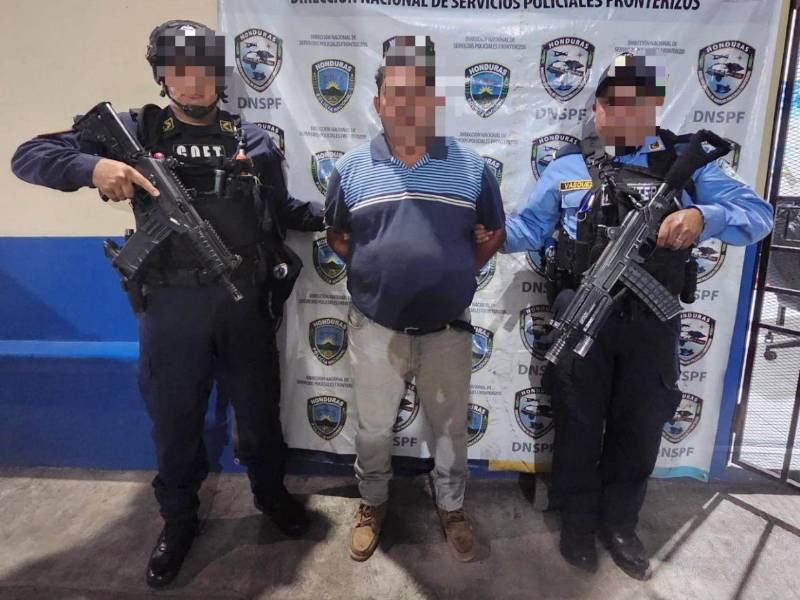 El detenido fue arrestado y enfrentará cargos por el delito de tráfico ilícito de personas.