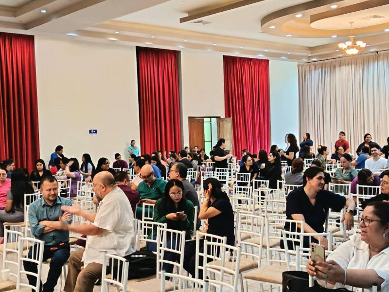 Los médicos que laboran en Tegucigalpa realizaron la asamblea informativa este lunes en las instalaciones del Colegio Médico de Honduras.