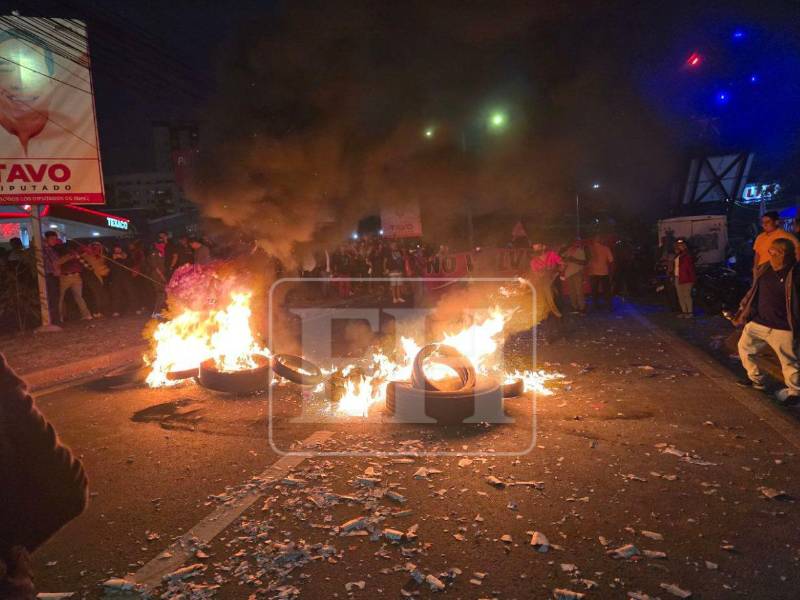Quemando llanta están obstaculizando el paso en el bulevar de las Fuerzas Armadas.