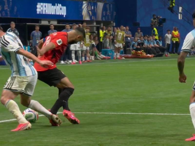 Momento donde reclamaron penal contra Salah, no se pitó y Argentina anotó el tercero a la contra.