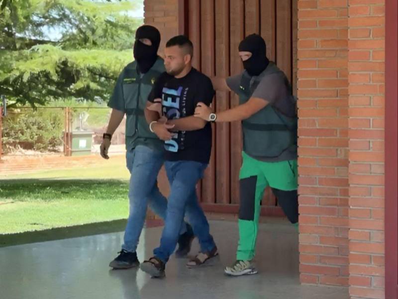 El hondureño Junior Fernandi Monge Góemez al momento de ser aprehendido por agentes de la Guardia Civil de España.