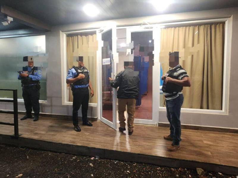 El joven, que fue raptado y luego liberado por agentes de la Policía Nacional, fue ingresado a un centro asistencial para ser evaluado y determinar sus condiciones de salud.