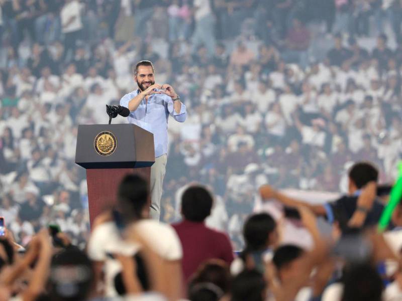El mandatario salvadoreño habló ante unos 30.000 jóvenes estudiantes del sector público.