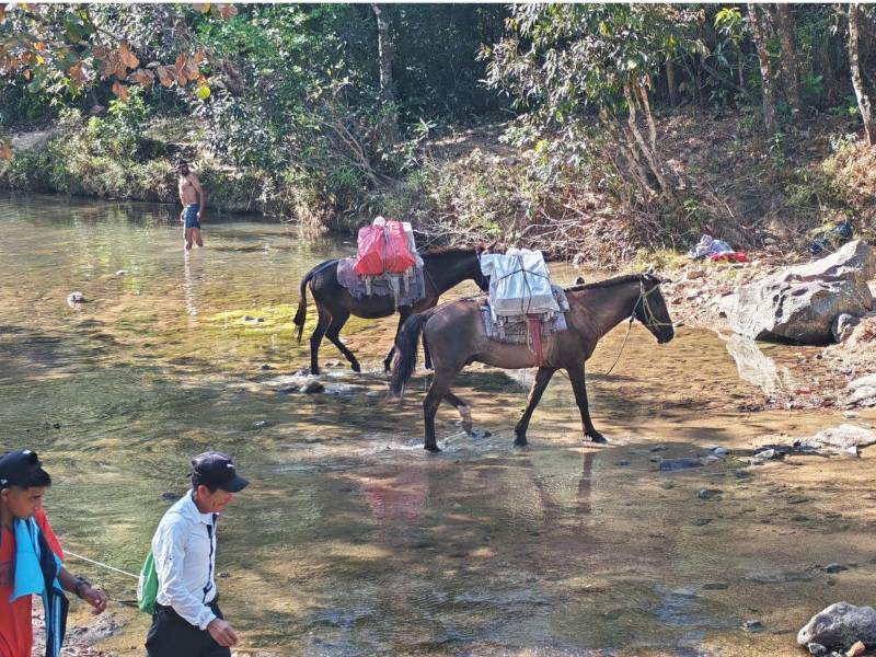 La campaña Maratón del Saber une tradición y solidaridad, llevando educación a donde se cruzan ríos y la carretera no llega y la necesidad es grande.