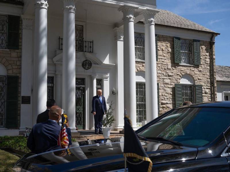 Trump visita la mansión de Elvis Presley: ¿Quién no ama a Elvis? Todos lo aman