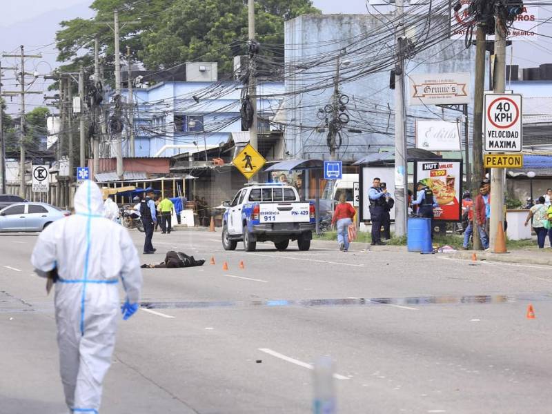 Luego de robar una motocicleta, dos hombres fueron abatidos a disparos por el dueño del vehículo que los alcanzó cuando se detuvieron a asaltar a un peatón en una parada de buses del bulevar del Norte, por la colonia Tara de San Pedro Sula. Las imágenes de la escena en esta galería.