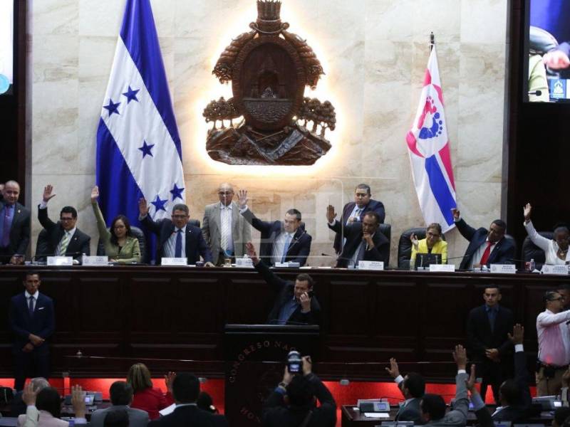 La renuncia fue aceptada por mayoría de votos.