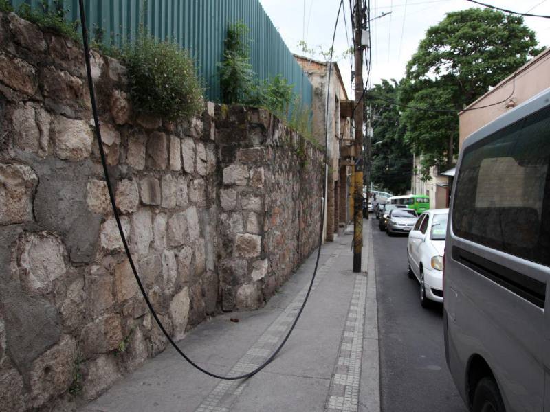 Algunos cables representan peligro para los peatones que circulan, ya que se encuentran sobre la acera. Esto es a un costado del Congreso Nacional en la calle que viene del puente La Isla.