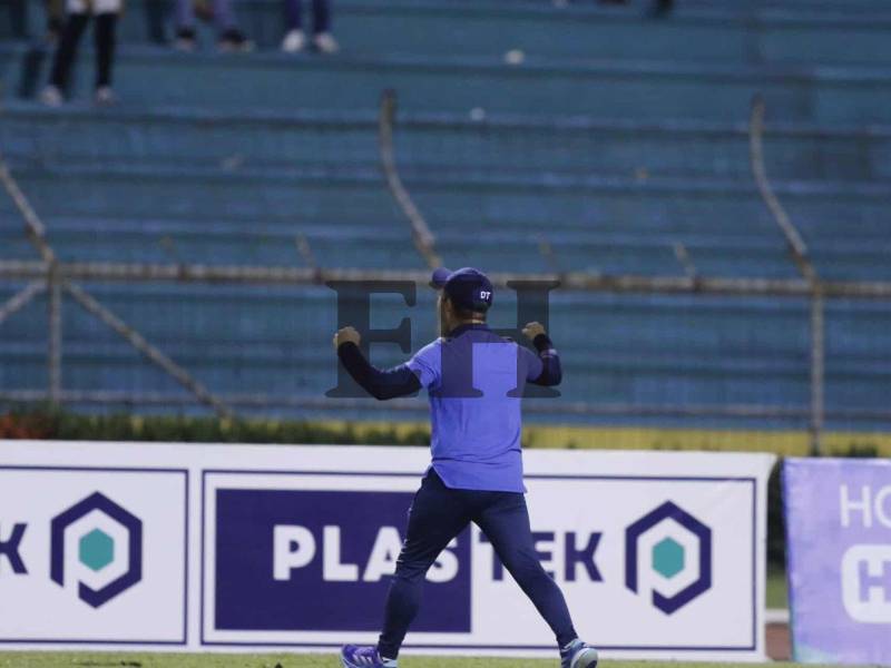 Javier López celebró la victoria ante los aficionados que estuvieron en el Olímpico.