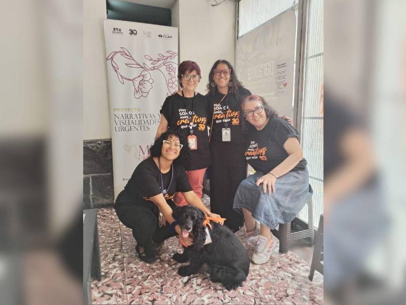La directora de Mua con parte del equipo.